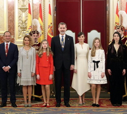 Sus Masjestades los Reyes acompañados por la Princesa de Asturias y la Infanta Doña Sofía con los miembros de las mesas del Congreso y del Senado